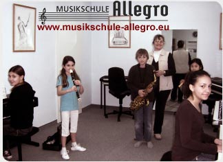 Musikunterricht Allegro Düsseldorf - Musiklehrer und Schüler musizieren.