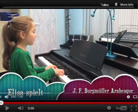 Schülerin spielt F. Burgmüller "Arabesque".
