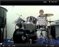 Schüler ist 11 Jahre alt und spielt Schlagzeug . .